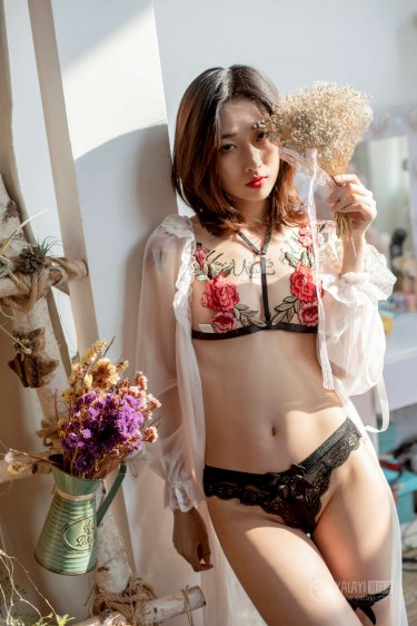 溝廁一個接一個美女撒尿